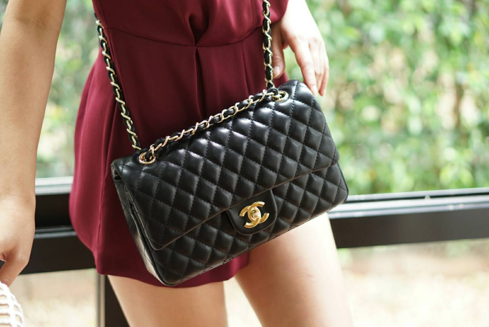 chanel medallion tote outfit